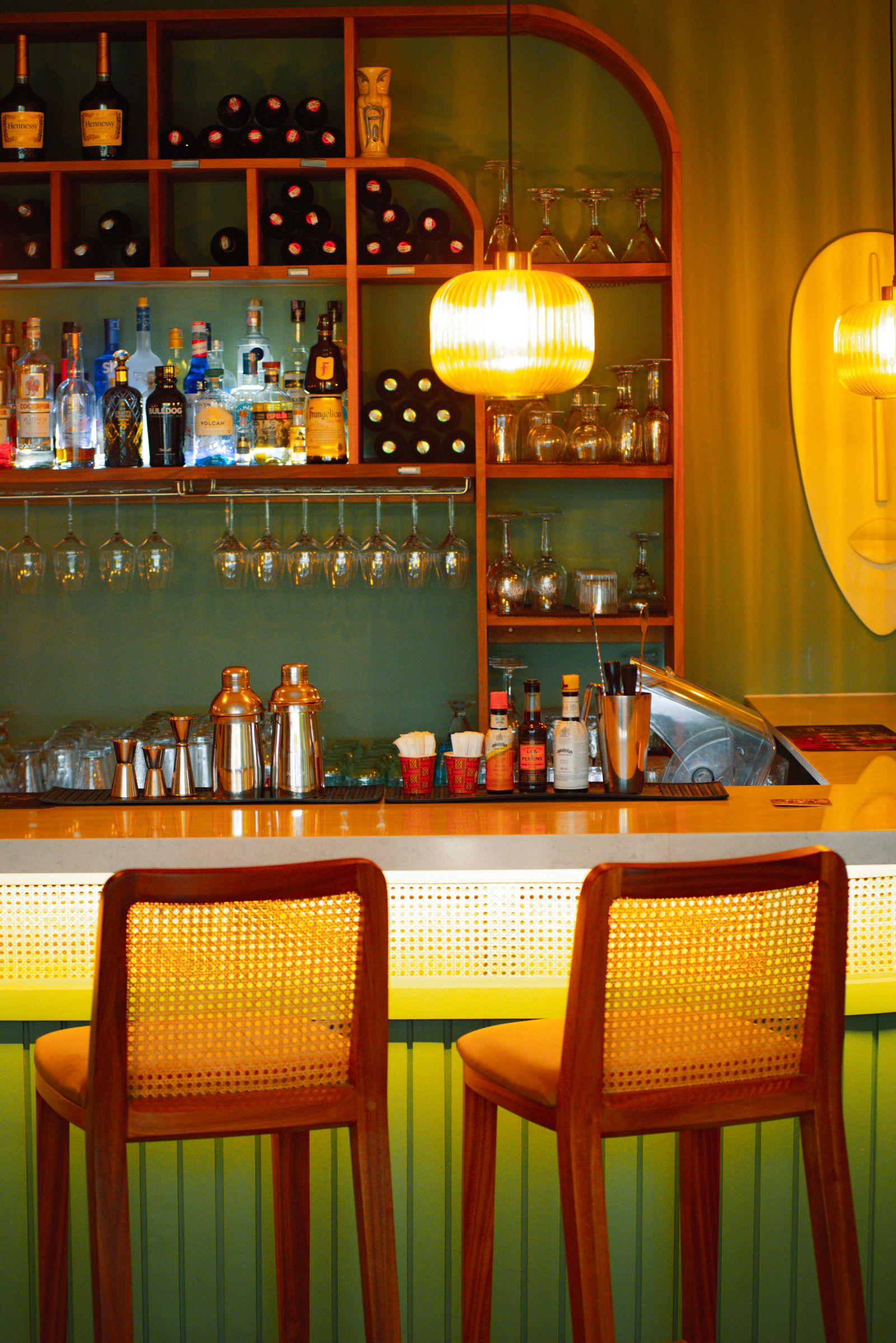 Intérieur cosy d'un bar à cocktails — ambiance, Grenoble