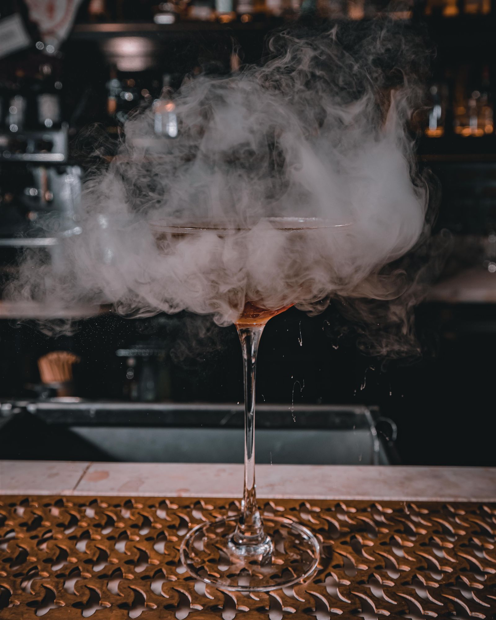 Cocktail au comptoir — ambiance bar, Grenoble